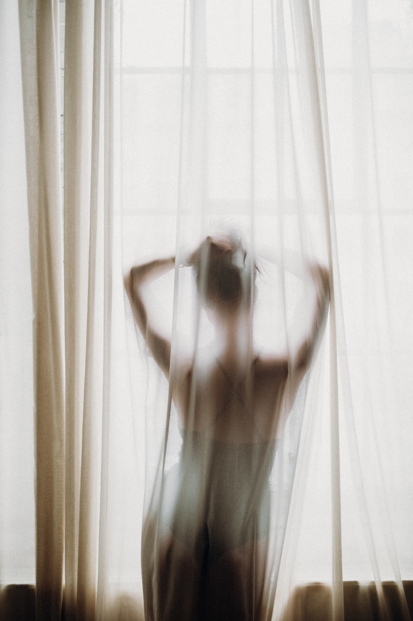 buodoir photo behind a curtain